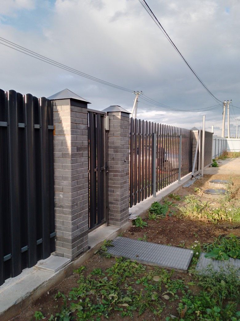 Забор с кирпичными столбами